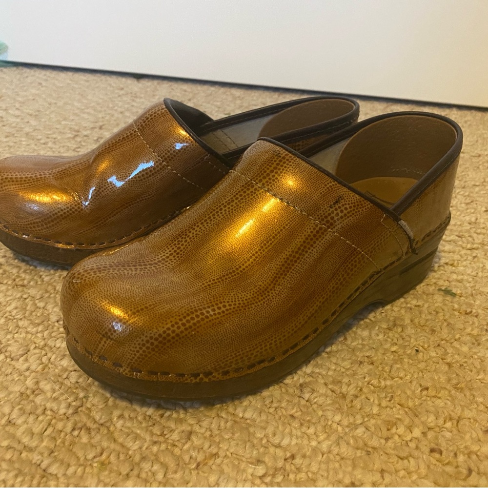 Dansko Clogs Size 39 - image 3